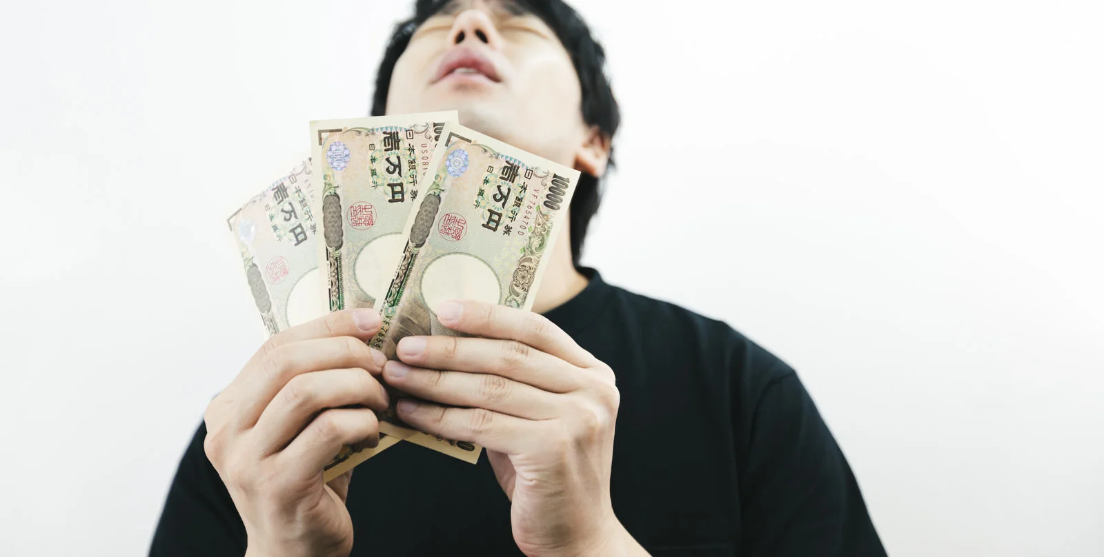 一万円札を持つ男性 